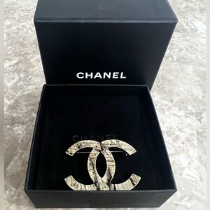 AUTHENTIC CHANEL BROOCH WORN ONCE LIKE NEW CONDITION IN GOLD & BLACK